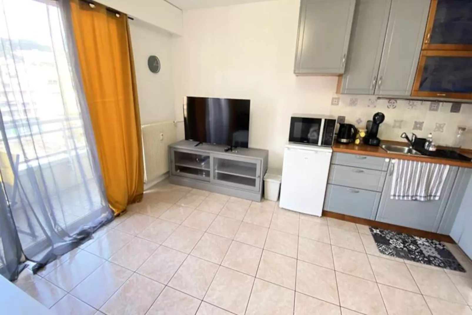 06bq : Studio &agrave; Deux Pas Des Plages-Image-tags.