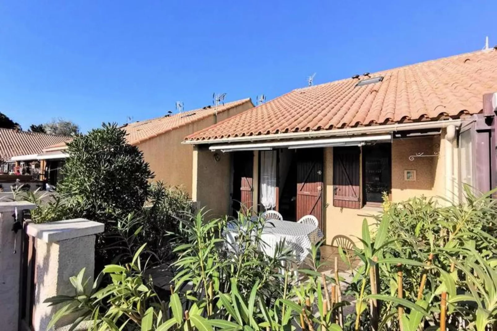 Résidence Village Merlin-Buitenkant zomer