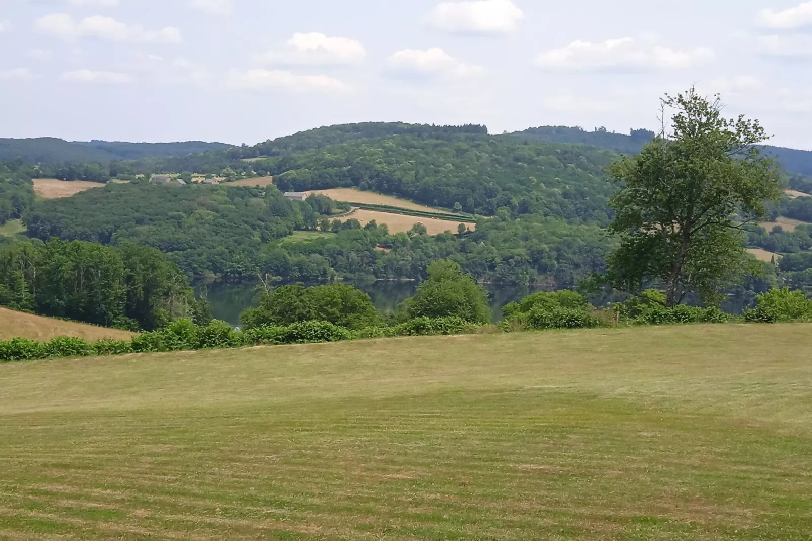 Vue de Pannecière-Buitenkant zomer