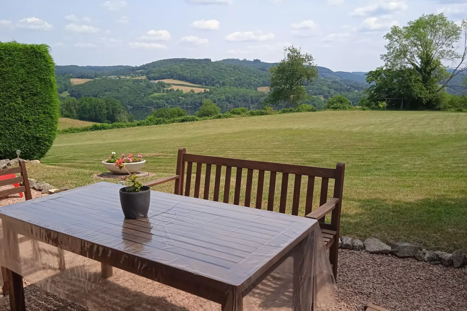 Vue de Pannecière-Buitenkant zomer