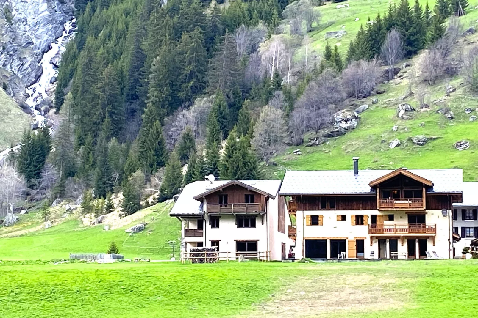 CHALET LE 360-Buitenkant zomer
