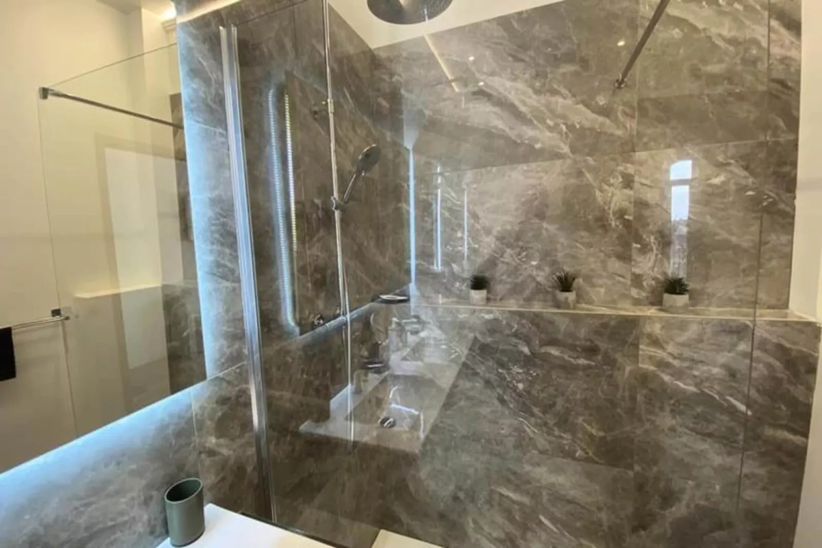 06cj : Bel Appartement Au Coeur De Cannes-Buitenkant zomer