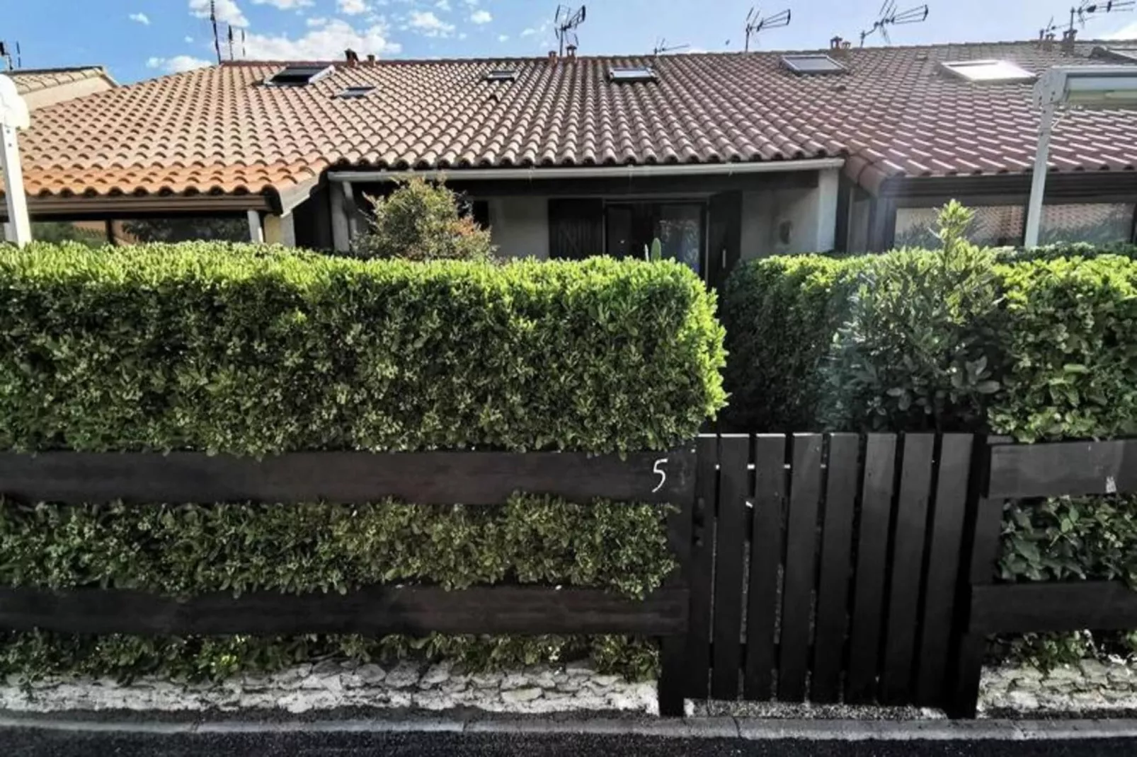 Résidence Village Merlin-Buitenkant zomer