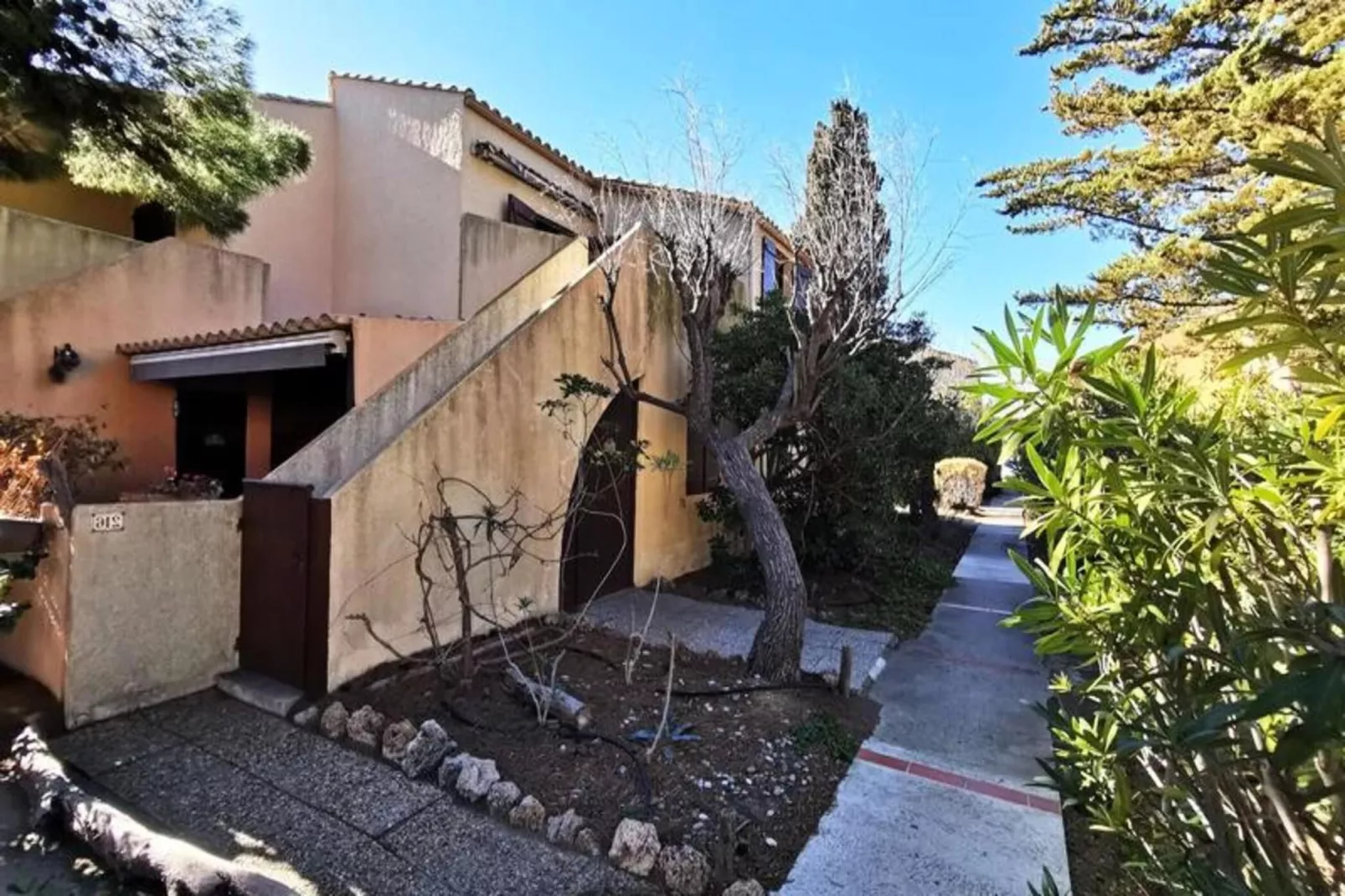 Résidence Equateur-Buitenkant zomer