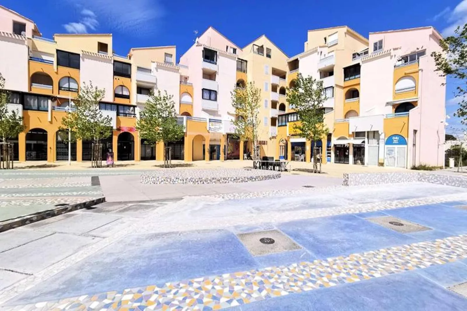 Résidence Les Arenes-Buitenkant zomer