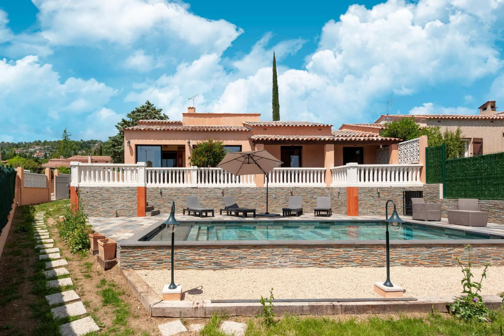 VILLA JEN'UKA-Buitenkant zomer