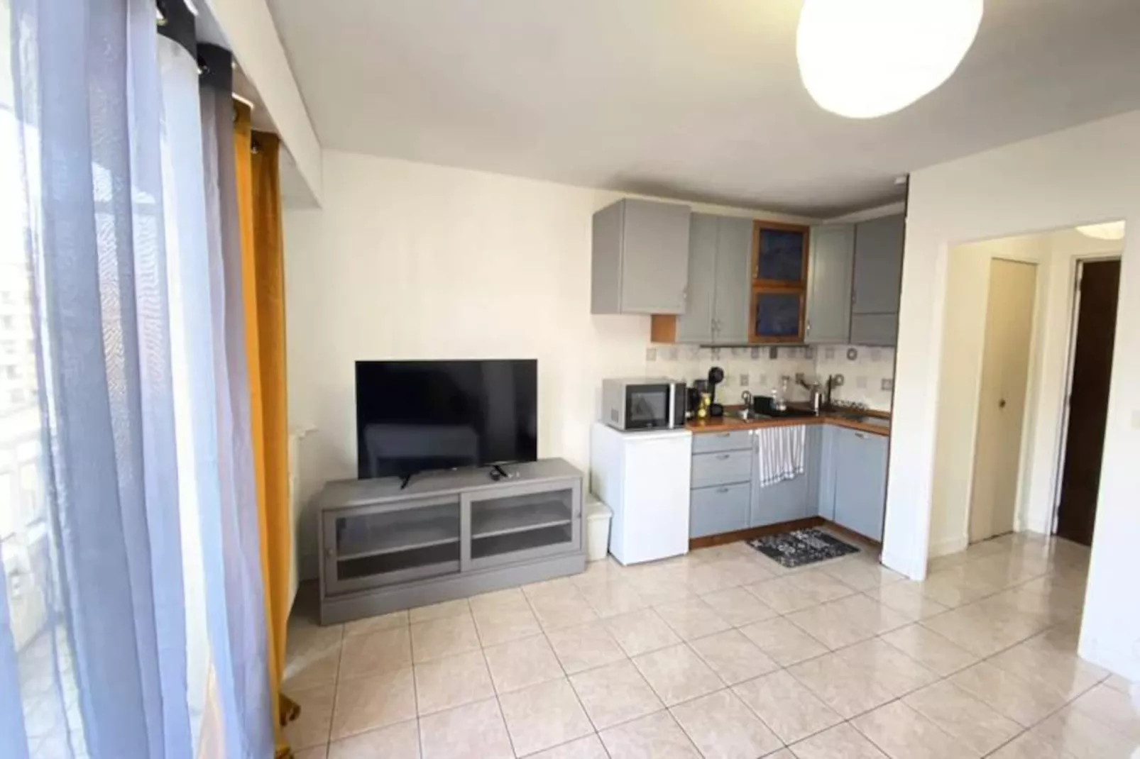 06bq : Studio &agrave; Deux Pas Des Plages-Image-tags.