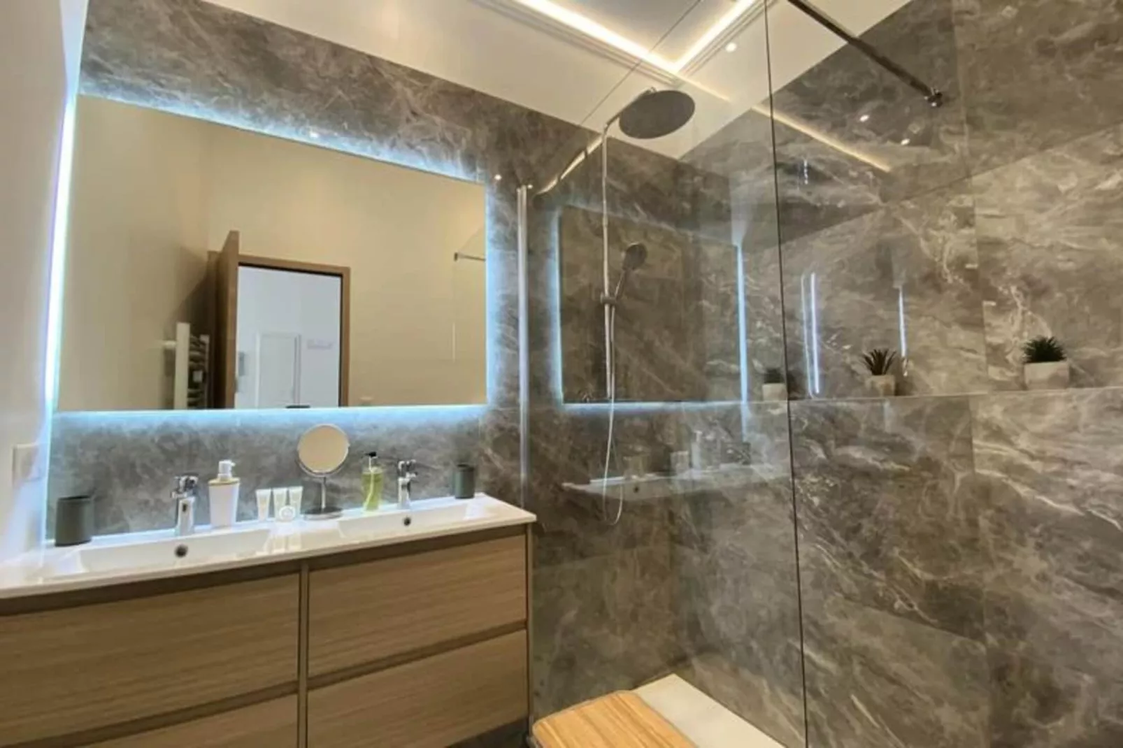 06cj : Bel Appartement Au Coeur De Cannes-Buitenkant zomer