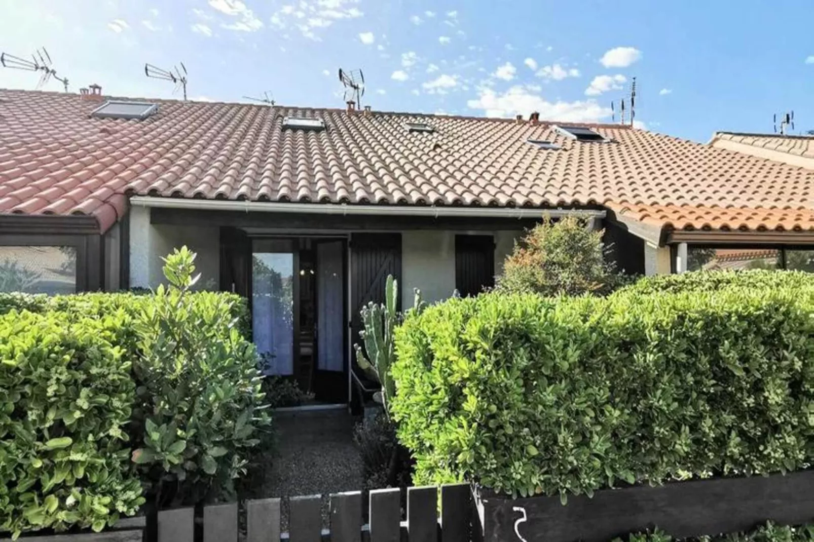 Résidence Village Merlin-Buitenkant zomer