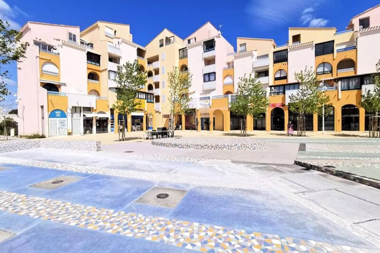 Résidence Les Arenes-Buitenkant zomer