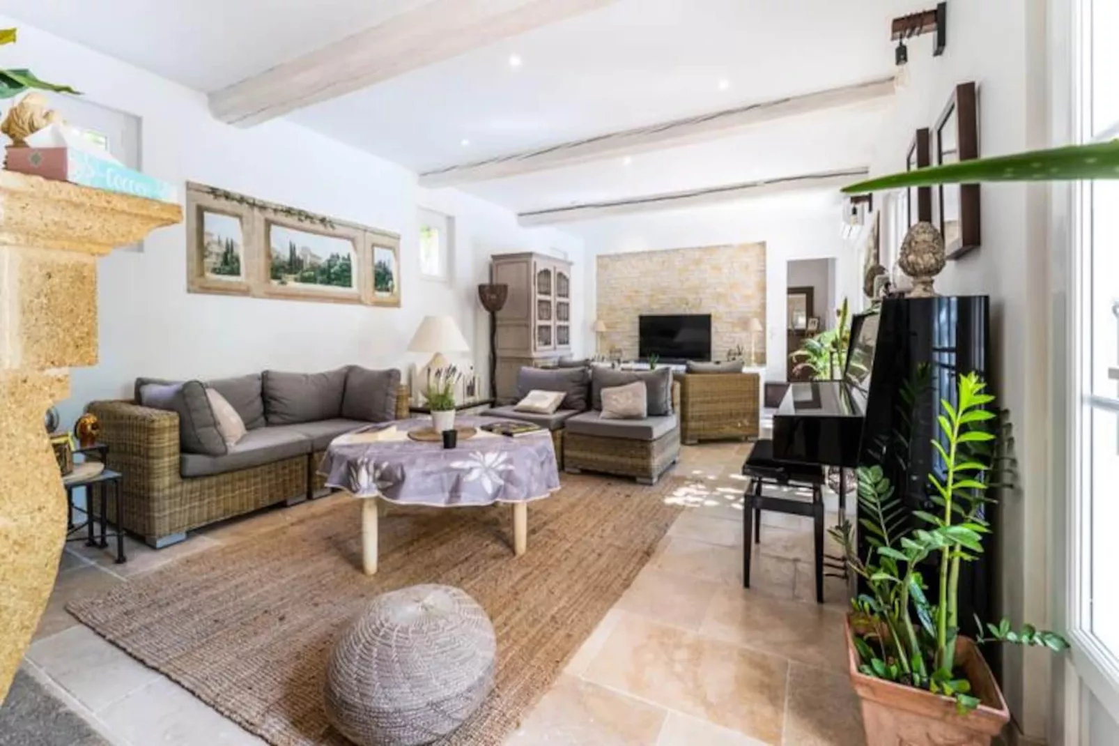 La Ch&ecirc;neraie. Proche Alpilles Et Luberon, Piscine Chauff&eacute;e-Image-tags.