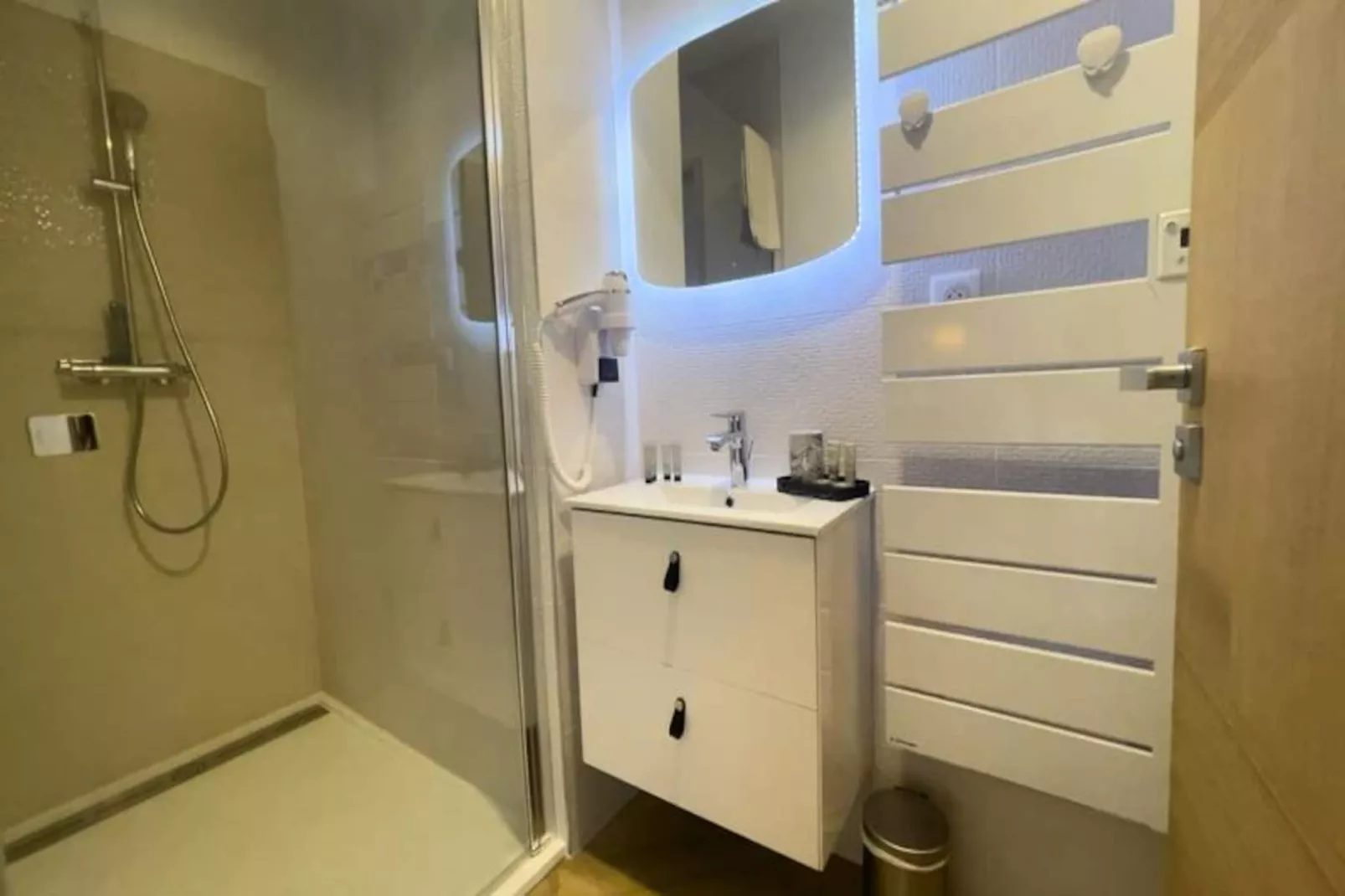 Maison R&eacute;gent & Spa - Un Balcon Sur La Mer-Image-tags.