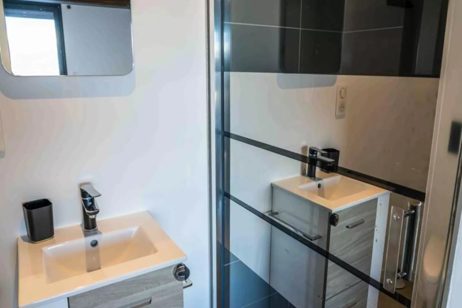 Résidence Pramouton-Badkamer