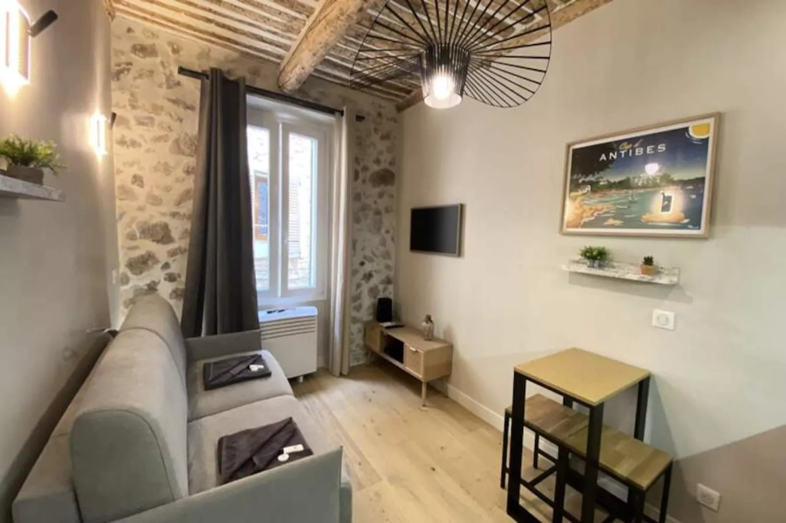 06ck : Studio Cosy Au Coeur Du Vieil Antibes-Image-tags.