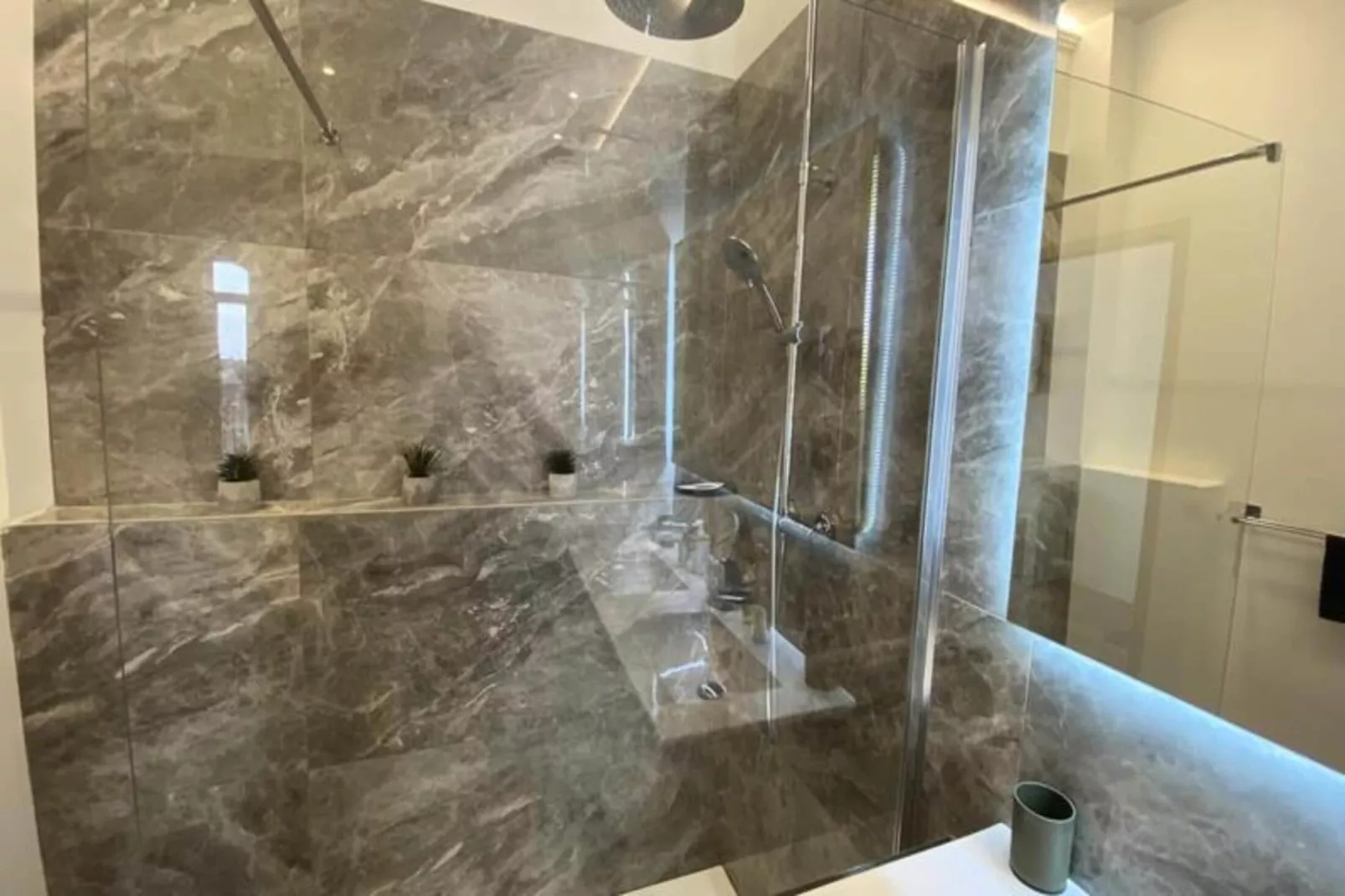 06cj : Bel Appartement Au Coeur De Cannes-Buitenkant zomer