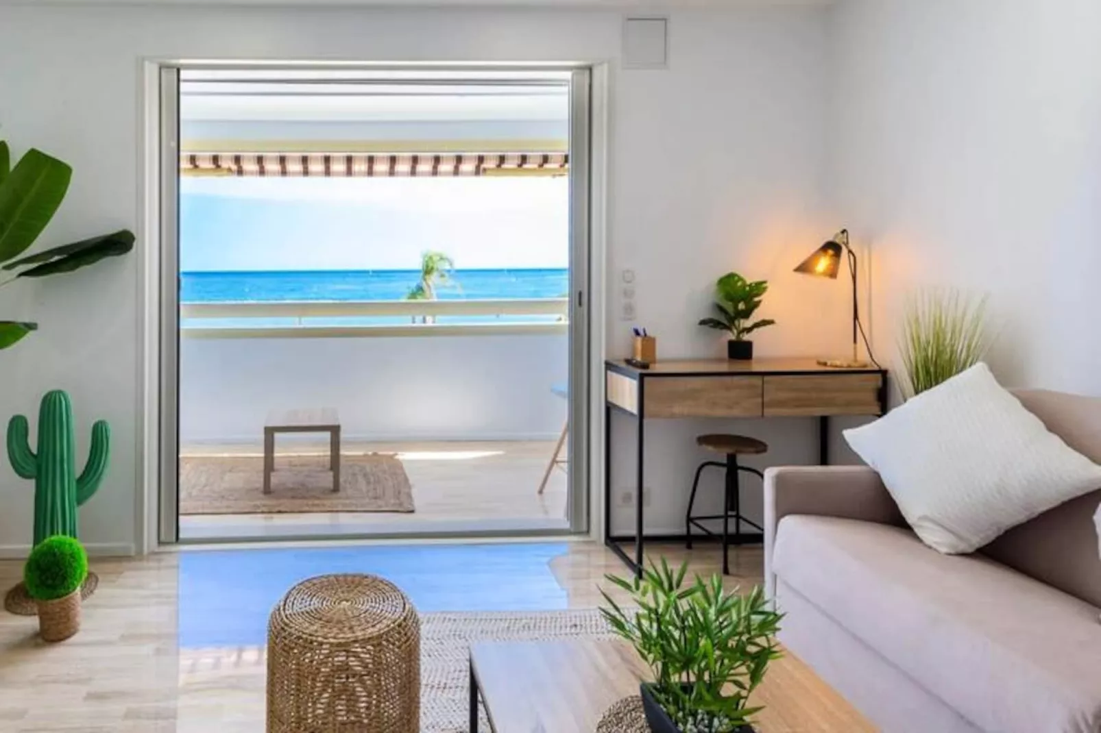 06k1 - Face &agrave; La Mer T2 R&eacute;nov&eacute; - Terrasse &ndash;parking-Image-tags.