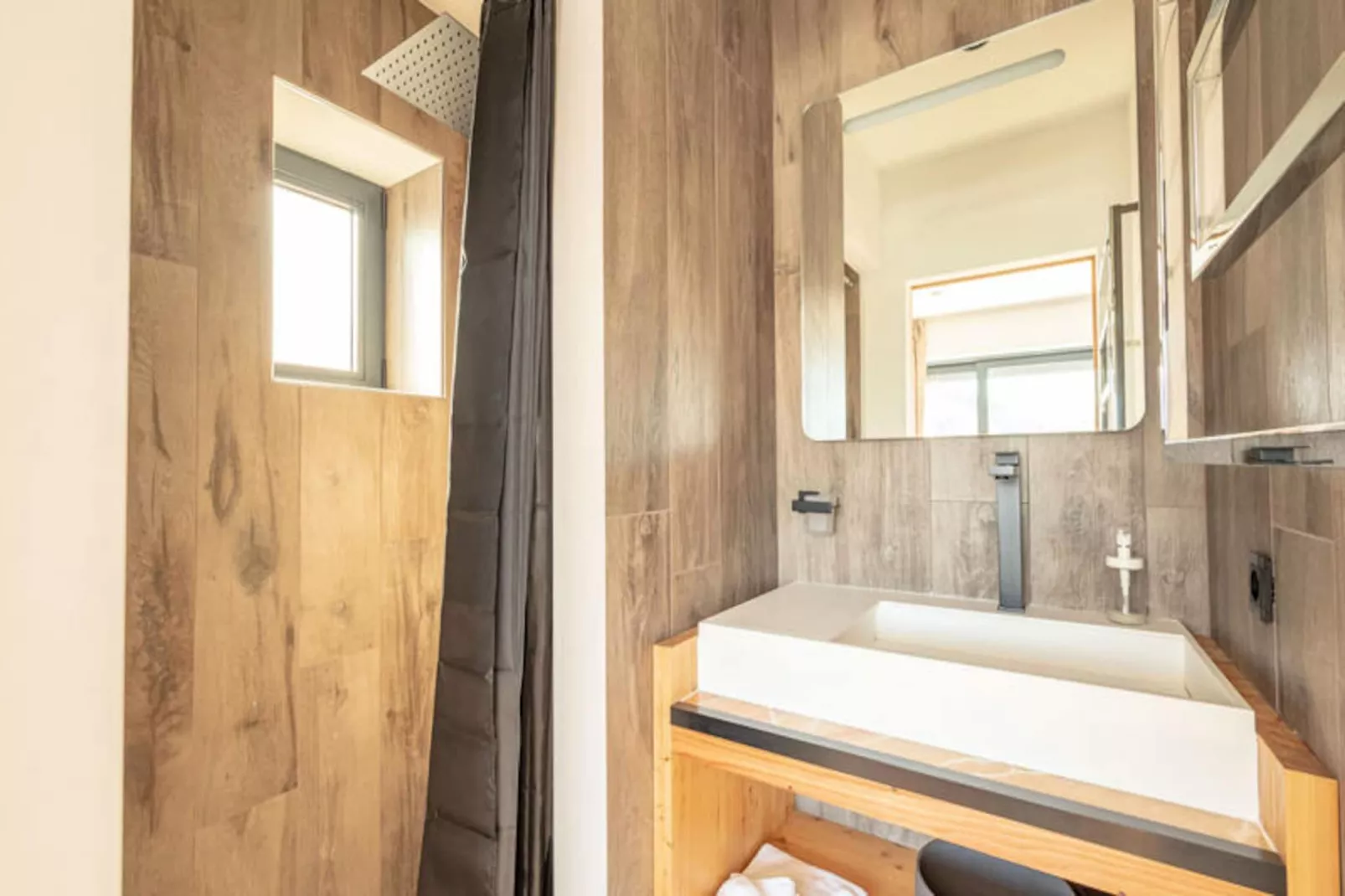 Chalet Lumiere-Image-tags.