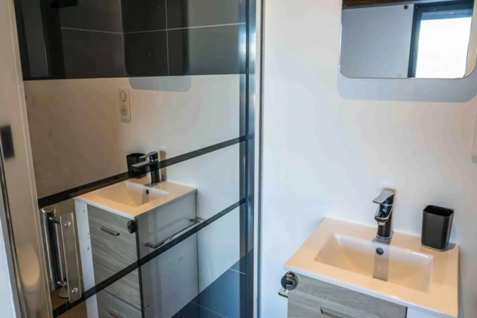 Résidence Pramouton-Badkamer