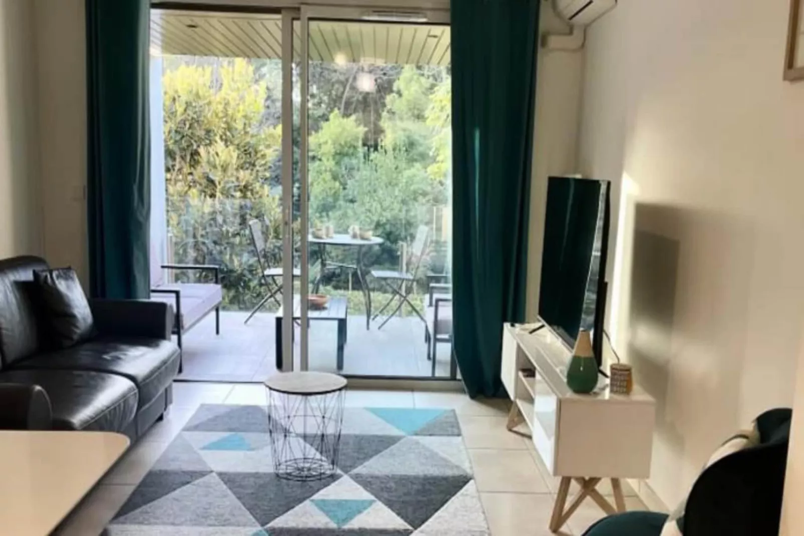 Résidence Bnb Renting Beau  2 Pi&egrave;ces Dans Un Immeuble Neuf Avec Piscine Avec Parking-Woonkamer