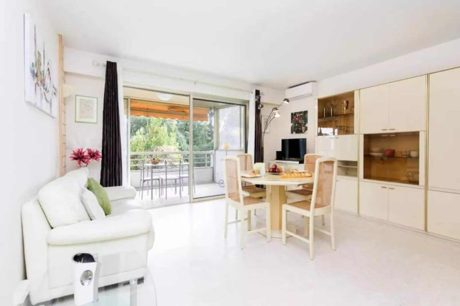 Résidence Le Volta-Buitenkant zomer