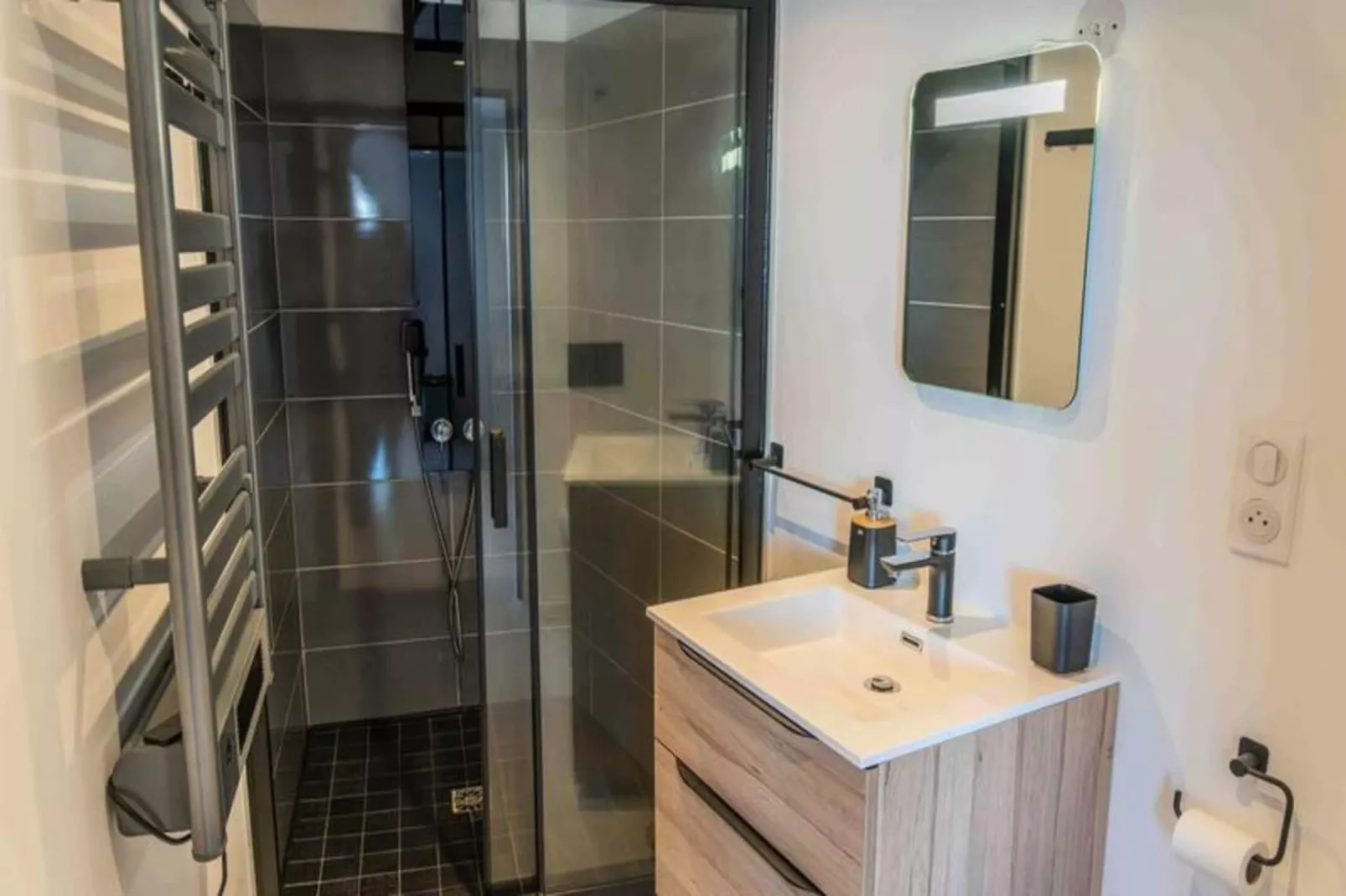 Résidence Pramouton-Badkamer