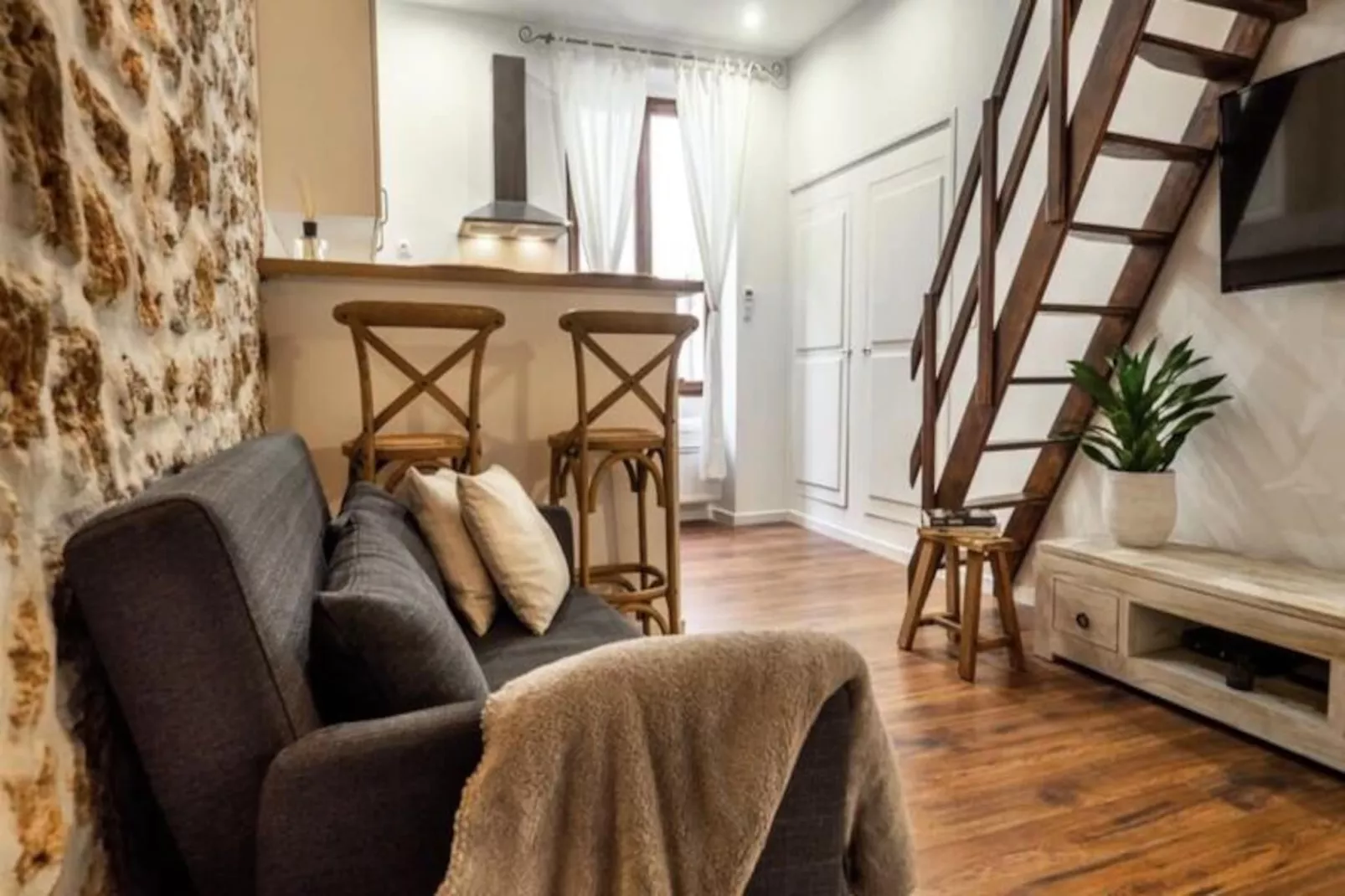 Joli Studio Climatisé - Vieil Antibes-Image-tags.