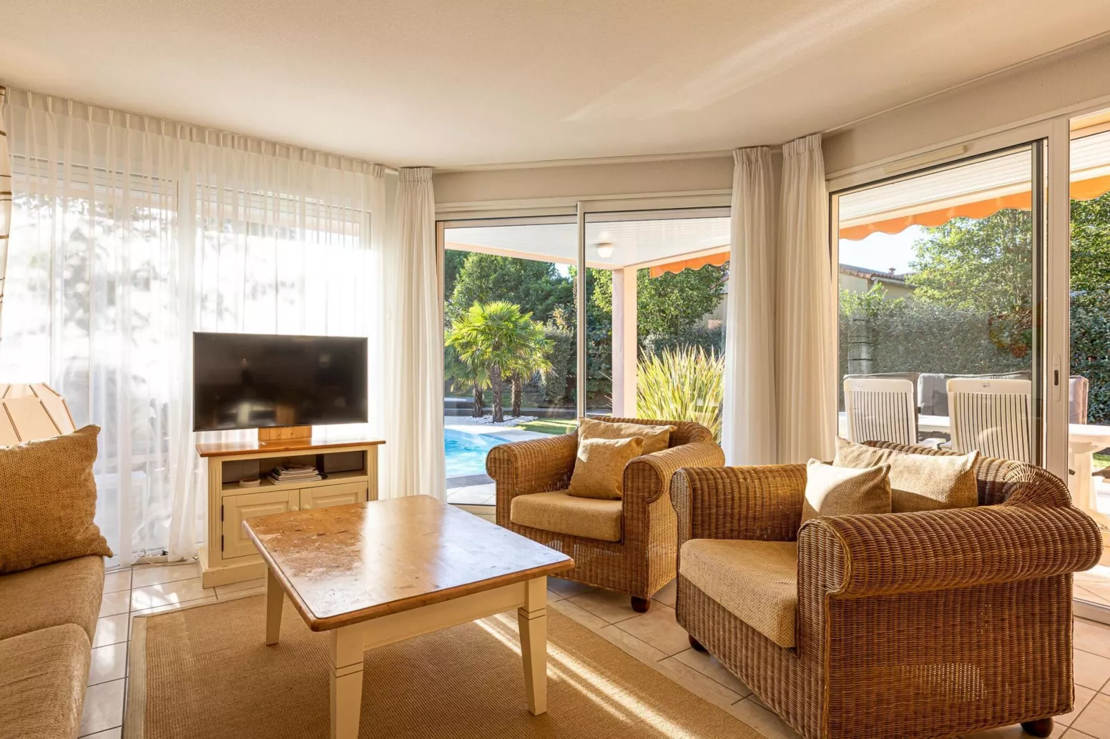 Acacia 6 with pool-Woonkamer