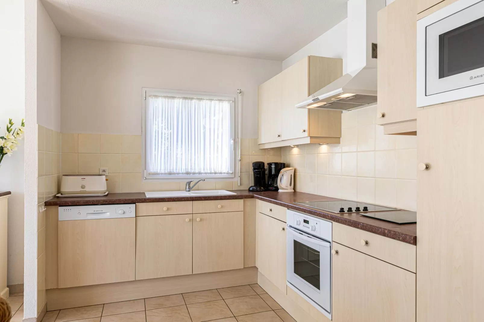 Acacia 6 with pool-Keuken
