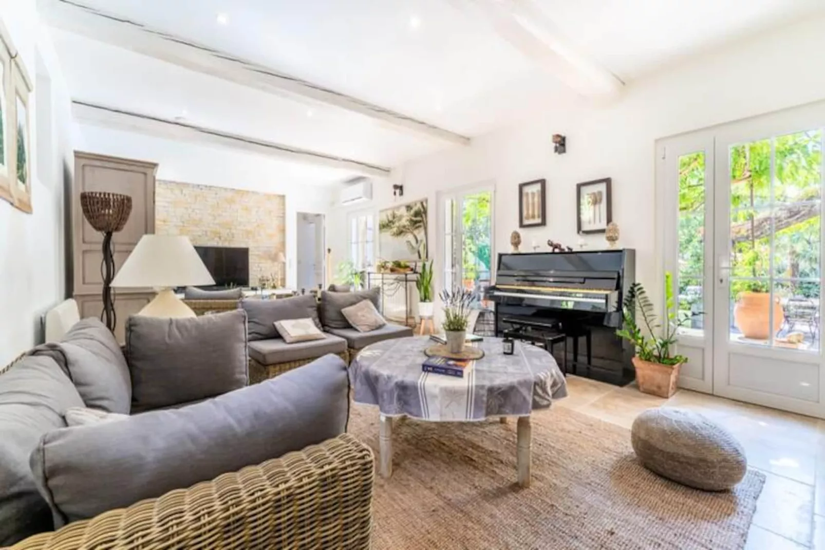 La Ch&ecirc;neraie. Proche Alpilles Et Luberon, Piscine Chauff&eacute;e-Image-tags.