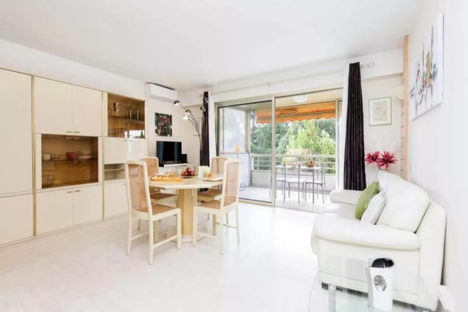 Résidence Le Volta-Buitenkant zomer