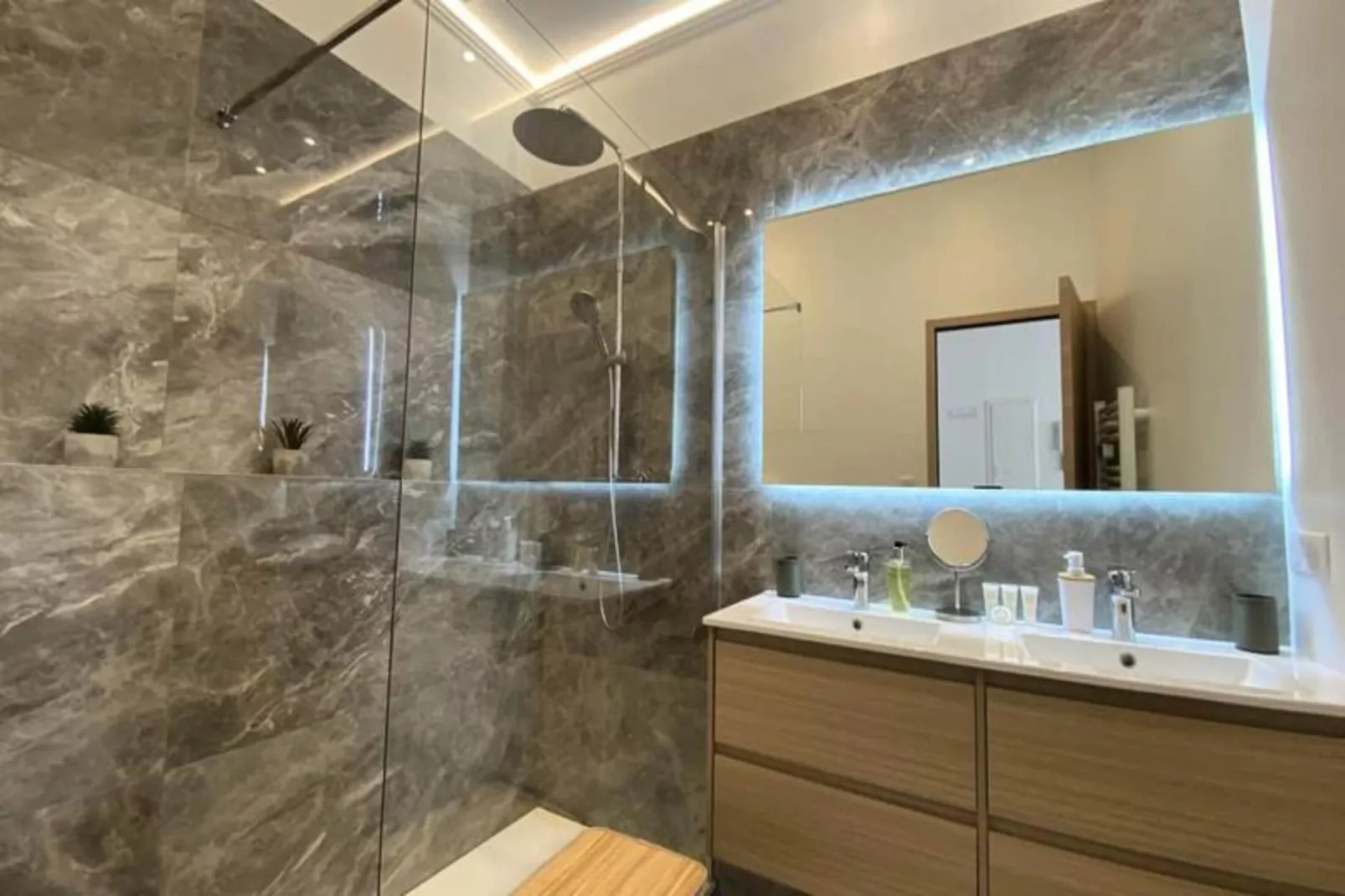 06cj : Bel Appartement Au Coeur De Cannes-Buitenkant zomer