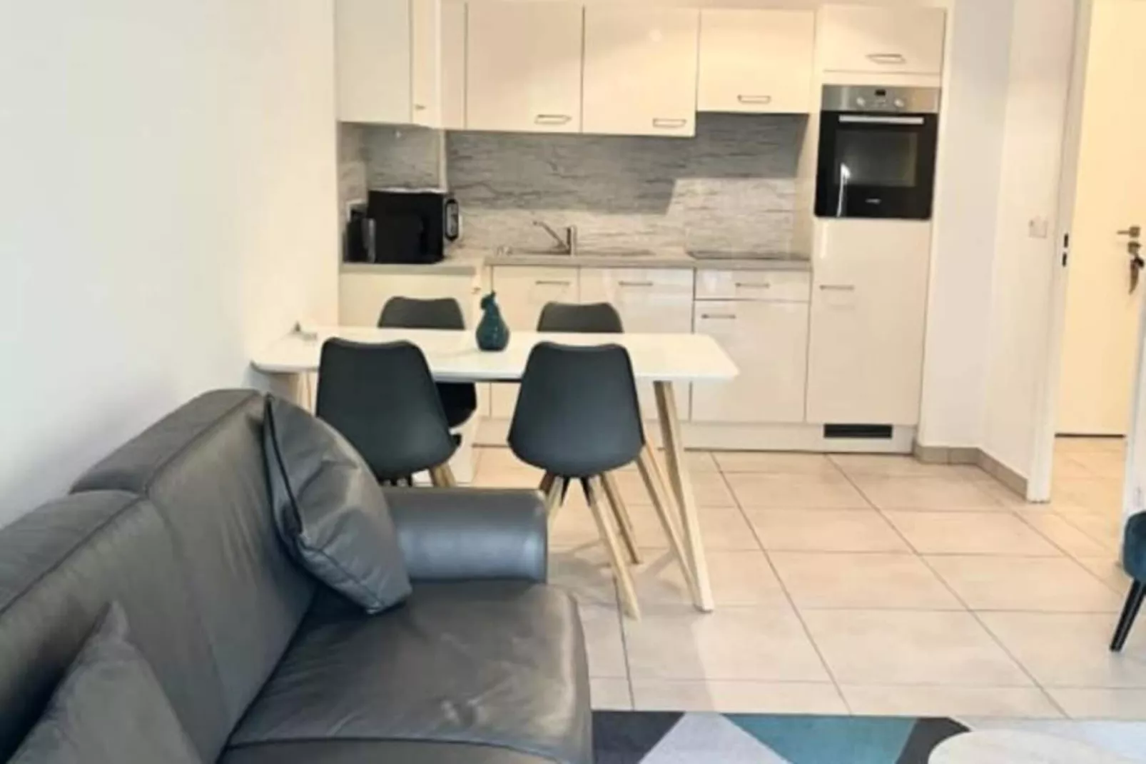 Résidence Bnb Renting Beau  2 Pi&egrave;ces Dans Un Immeuble Neuf Avec Piscine Avec Parking-Woonkamer