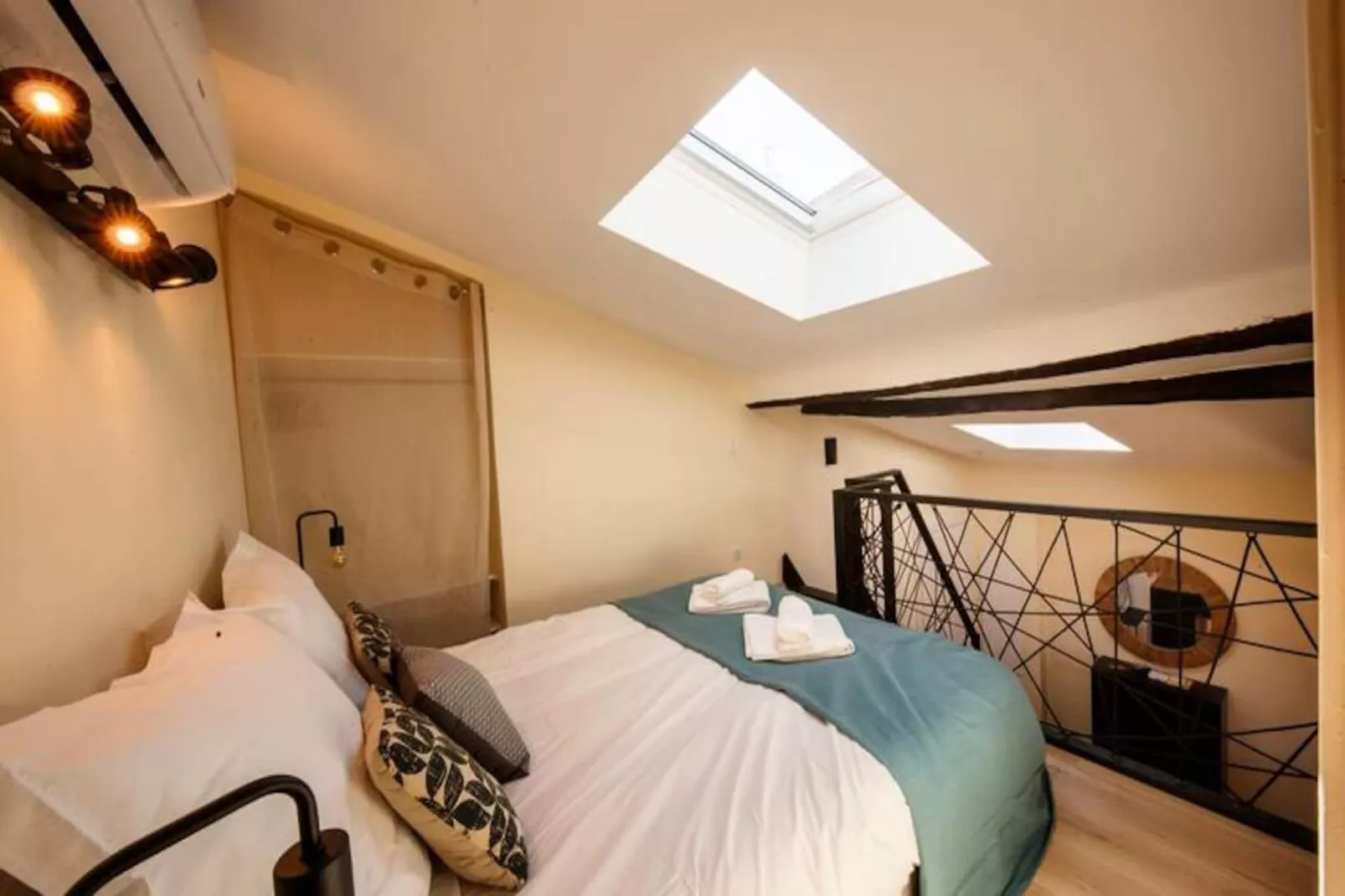 06a2 - Cœur Du Vieux Nice: Bel Appartement Rénové-Image-tags.