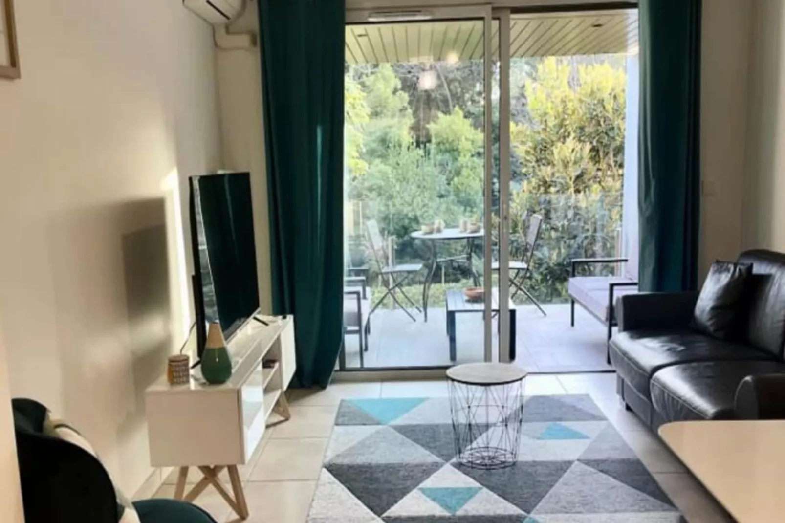 Résidence Bnb Renting Beau  2 Pi&egrave;ces Dans Un Immeuble Neuf Avec Piscine Avec Parking-Woonkamer