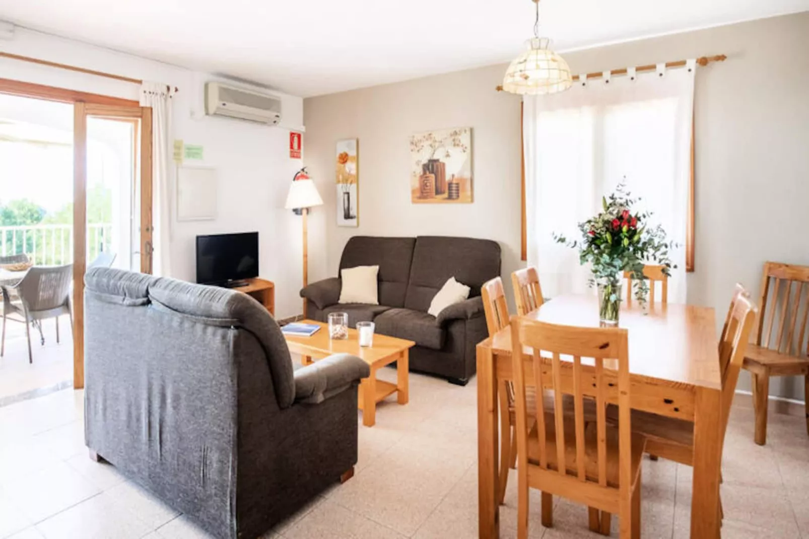 Maison à Son Bou-Image-tags.