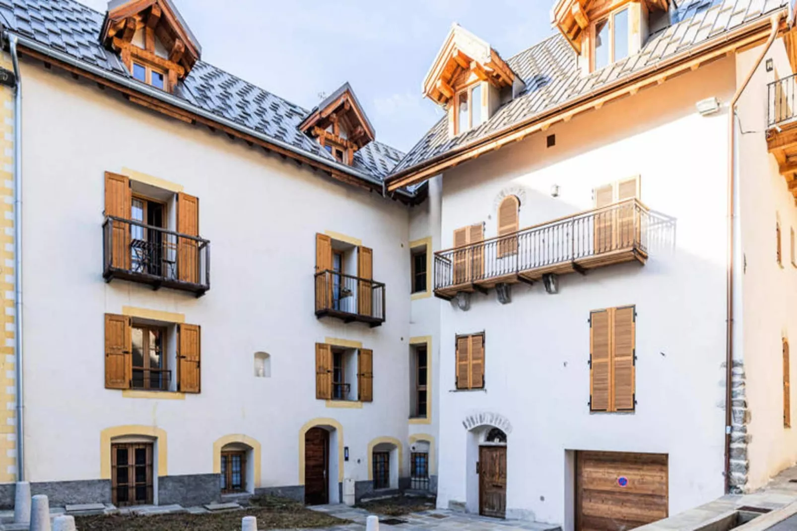 Résidence Cerf Che-Buitenkant zomer