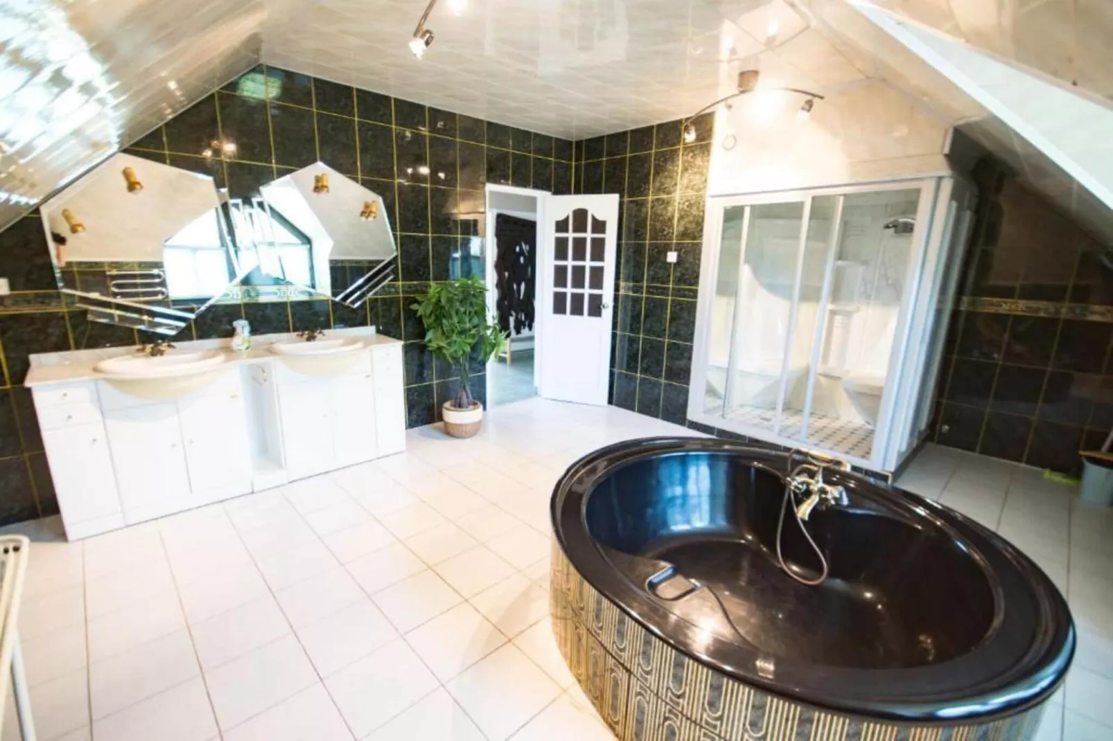 Willa wakacyjna dla 16 osób Brenna-Badkamer