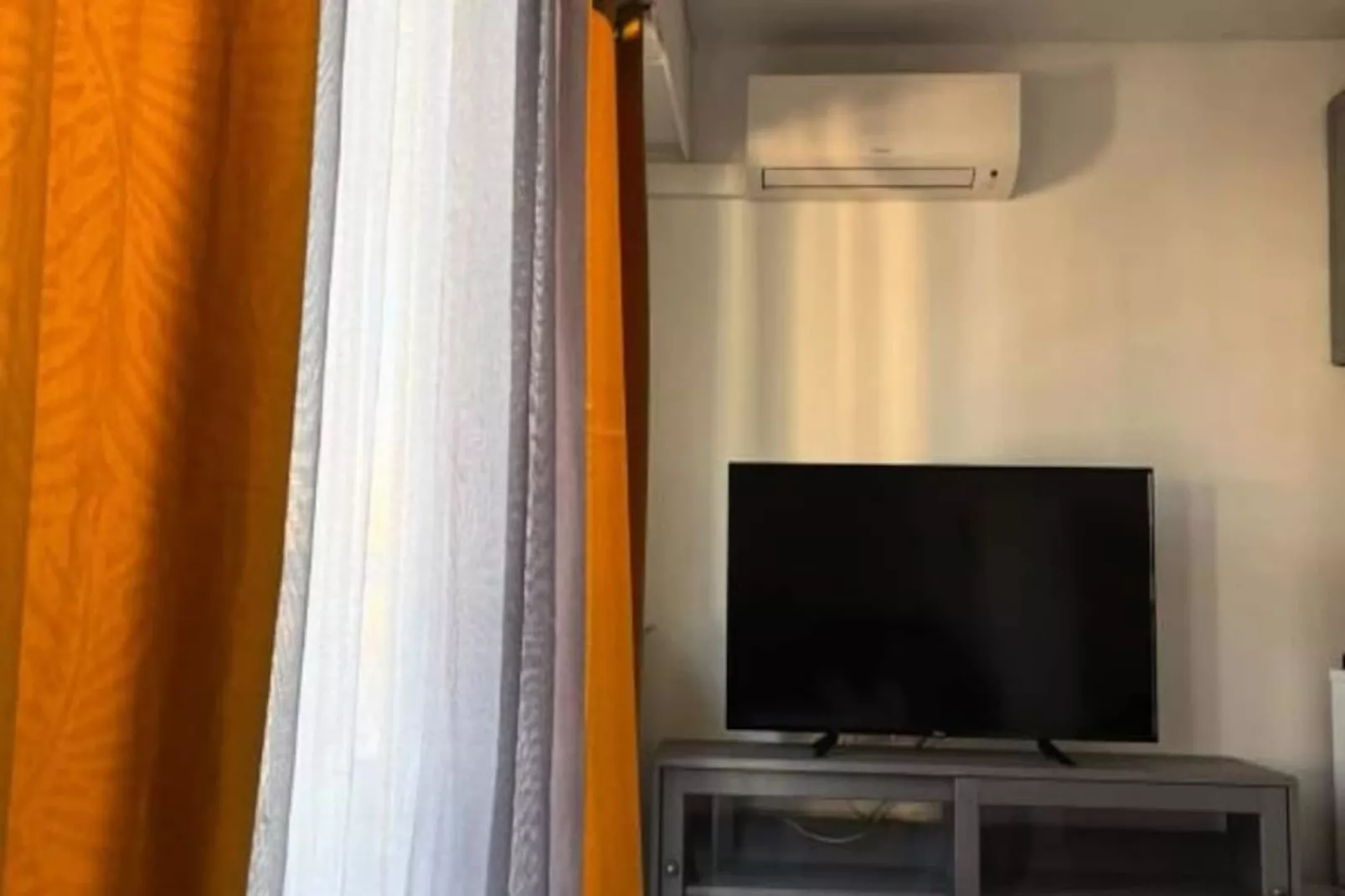 06bq : Studio &agrave; Deux Pas Des Plages-Image-tags.