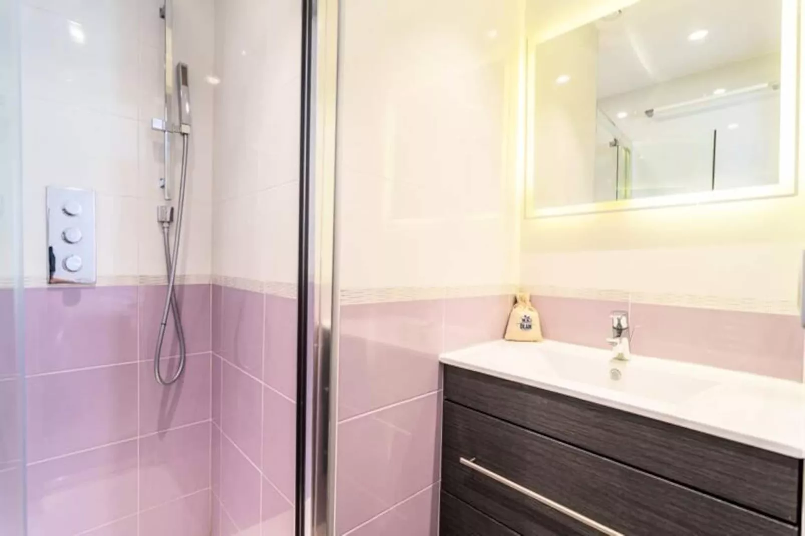 Cannes Pr&egrave;s Centre - 3 Pcs Mezzanine Balcons Charme Absolu Olam Properties-Image-tags.