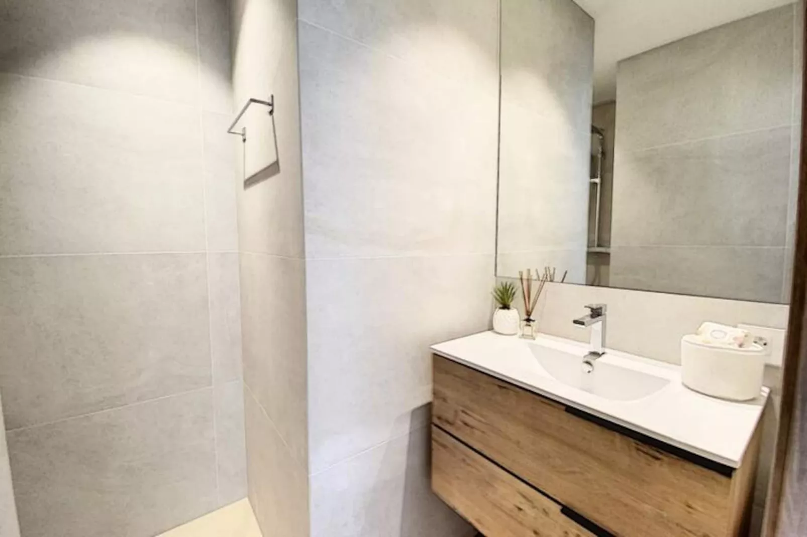 Armenonville 3 Pcs Premium Balcon Parking Croisette 2 Mns Olam Properties-Image-tags.