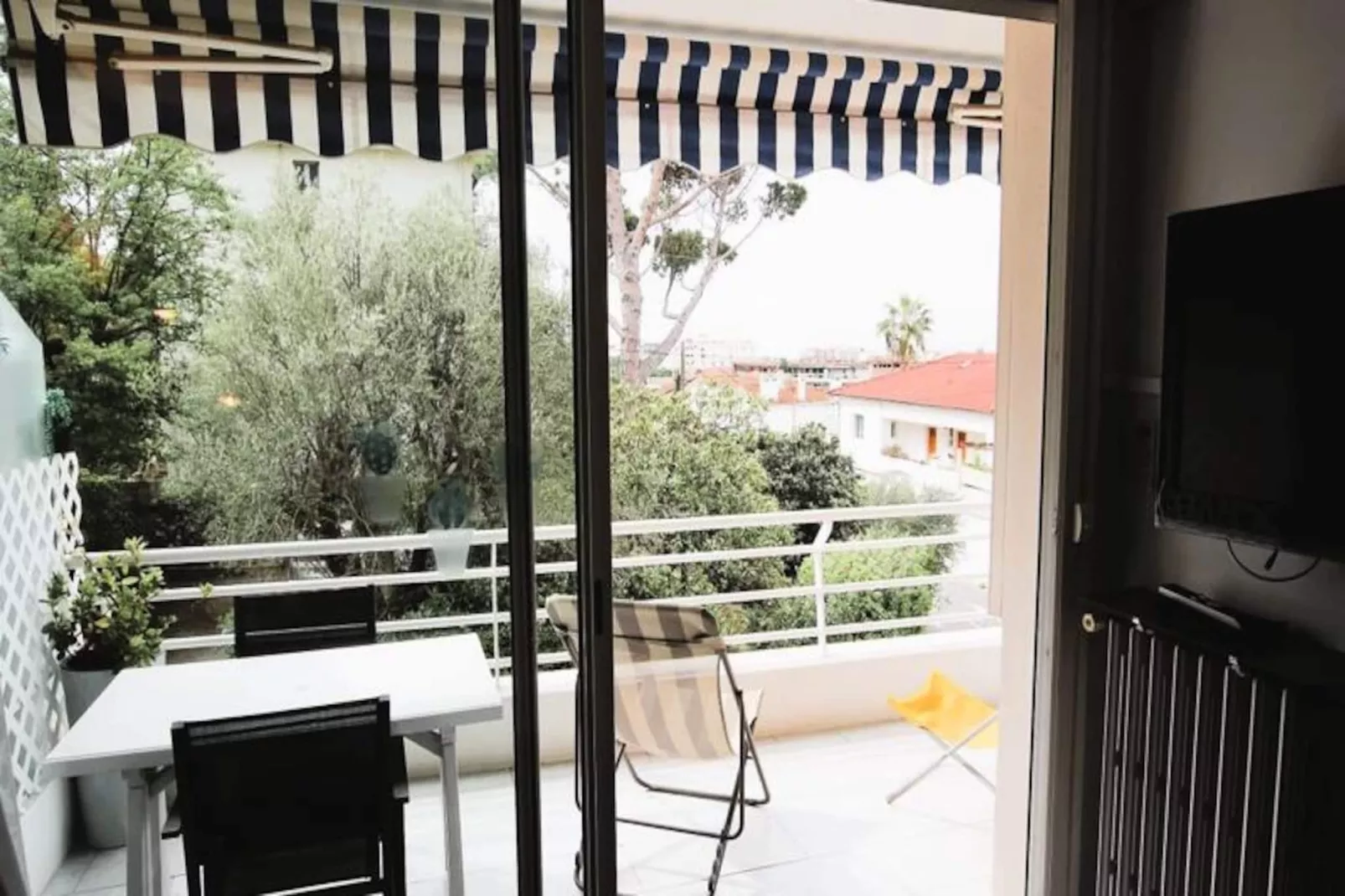 Résidence Studio De 35m² Très Proche De La Croisette-Image-tags.