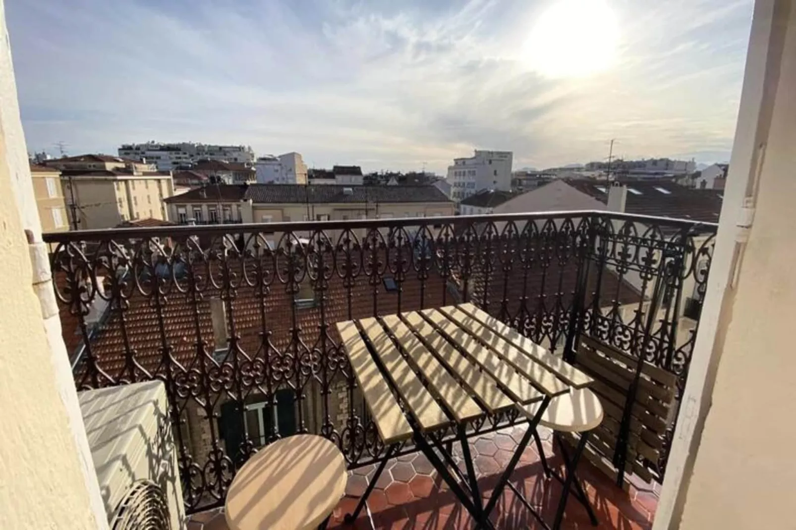 06cj : Bel Appartement Au Coeur De Cannes-Buitenkant zomer