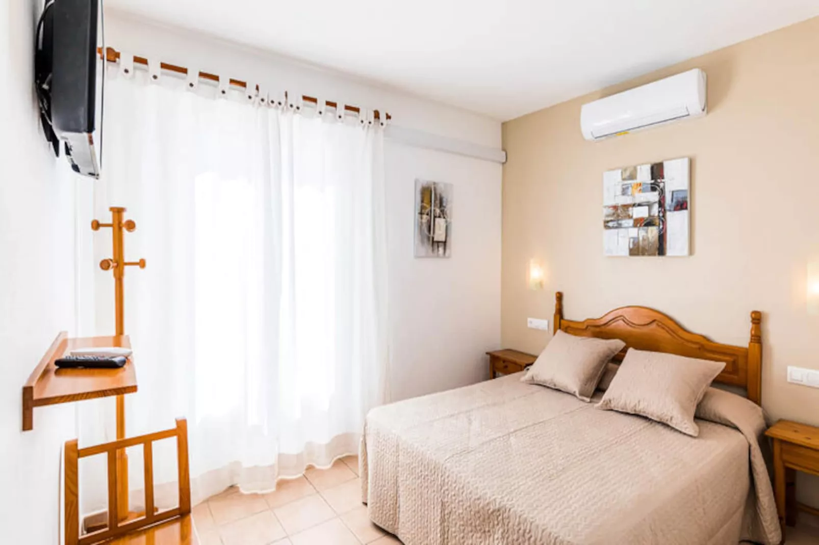 Maison à Son Bou-Image-tags.