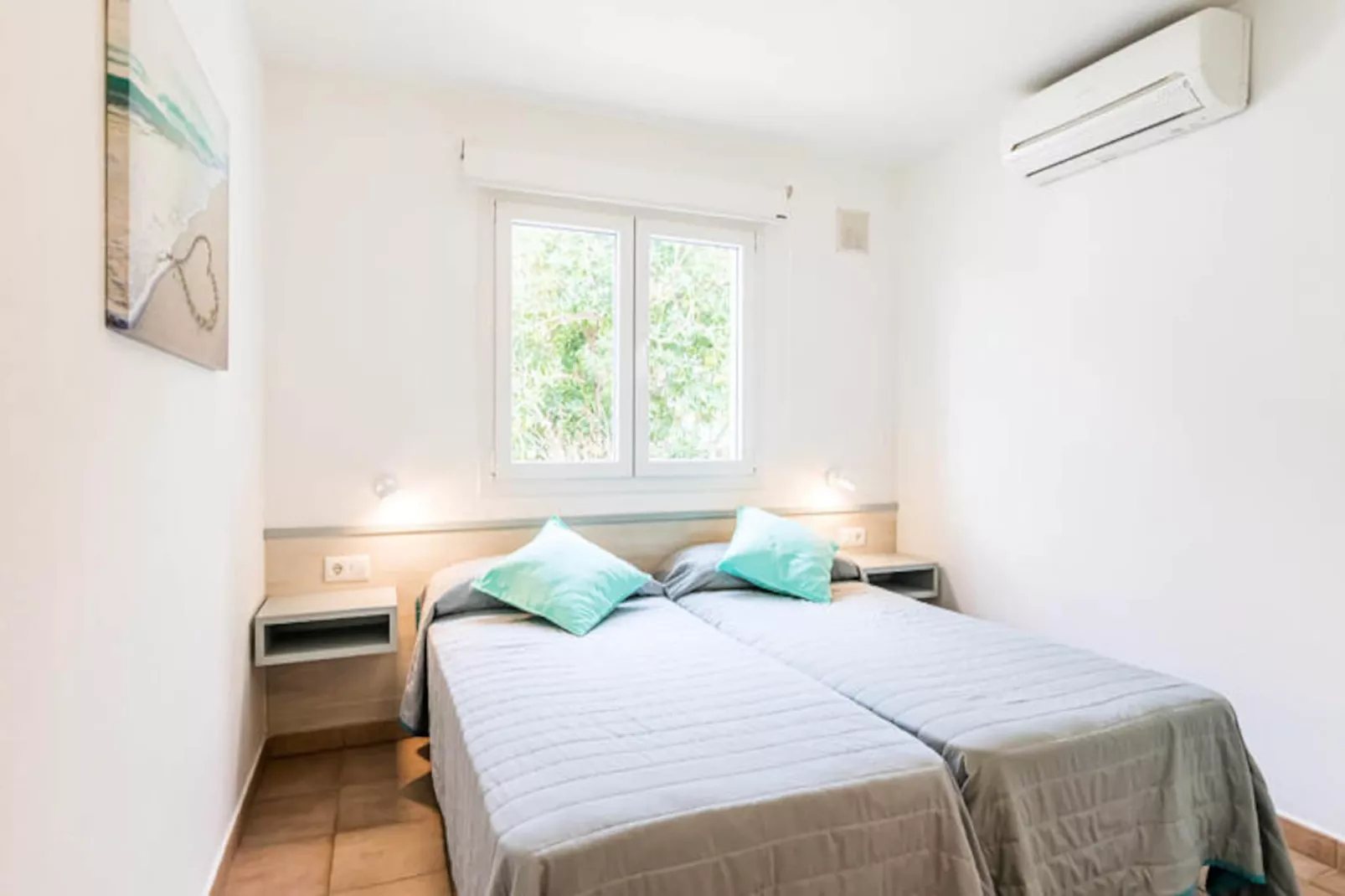 Maison à Son Bou-Image-tags.