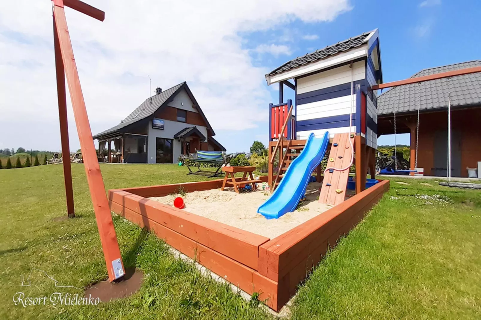 Dom MARCO POLO w Mielenku-Tuinen zomer