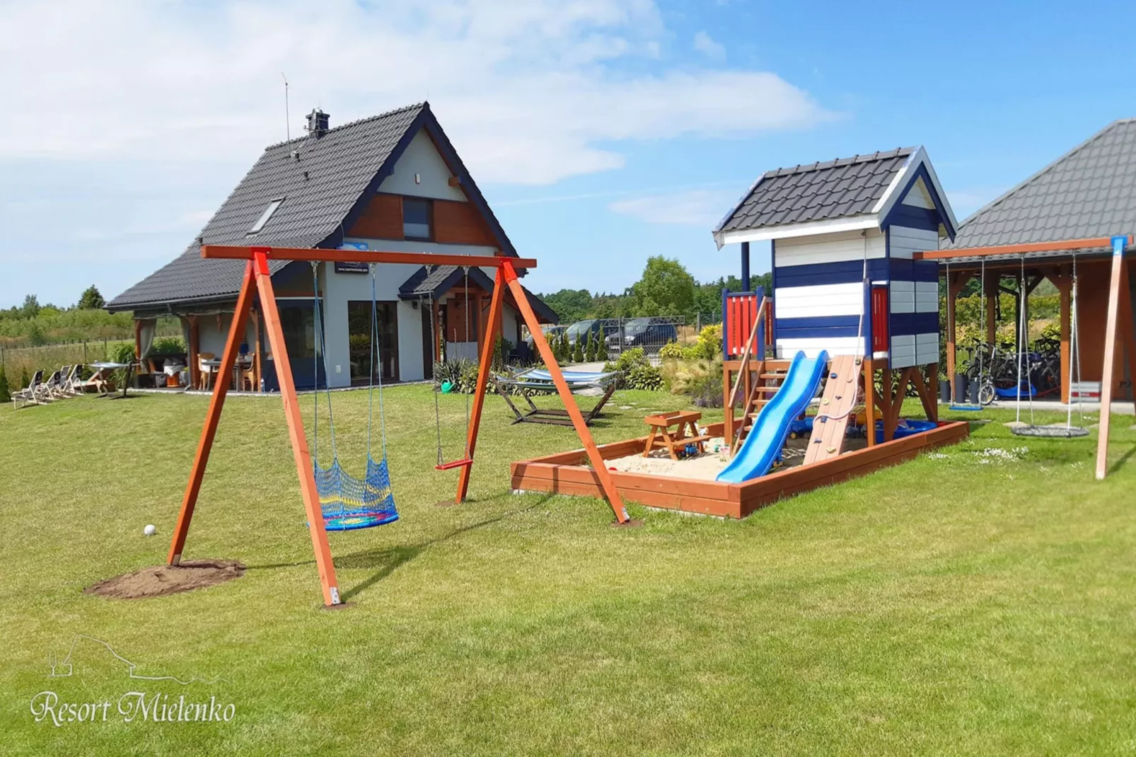 Dom MARCO POLO w Mielenku-Tuinen zomer