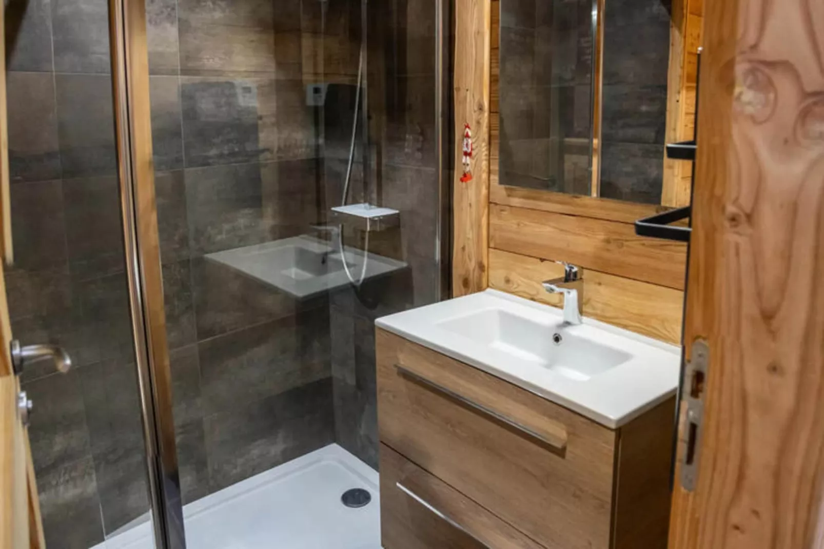 Résidence Pramouton-Badkamer