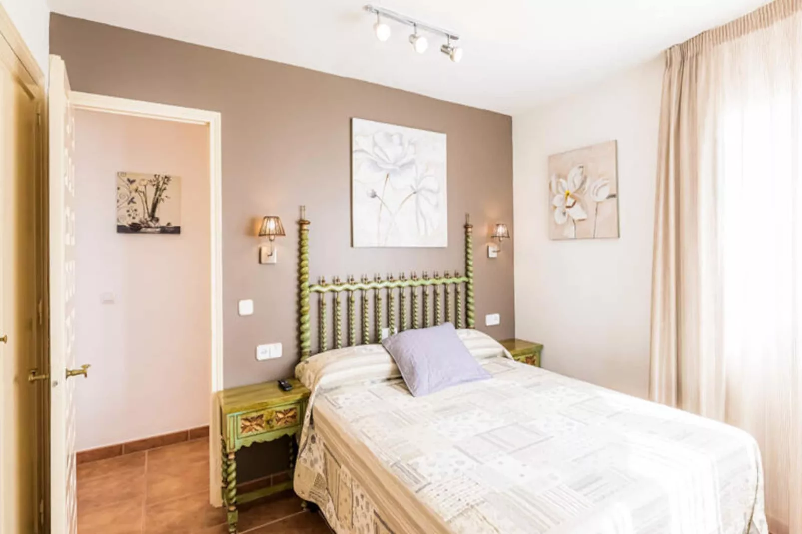 Maison à Son Bou-Image-tags.