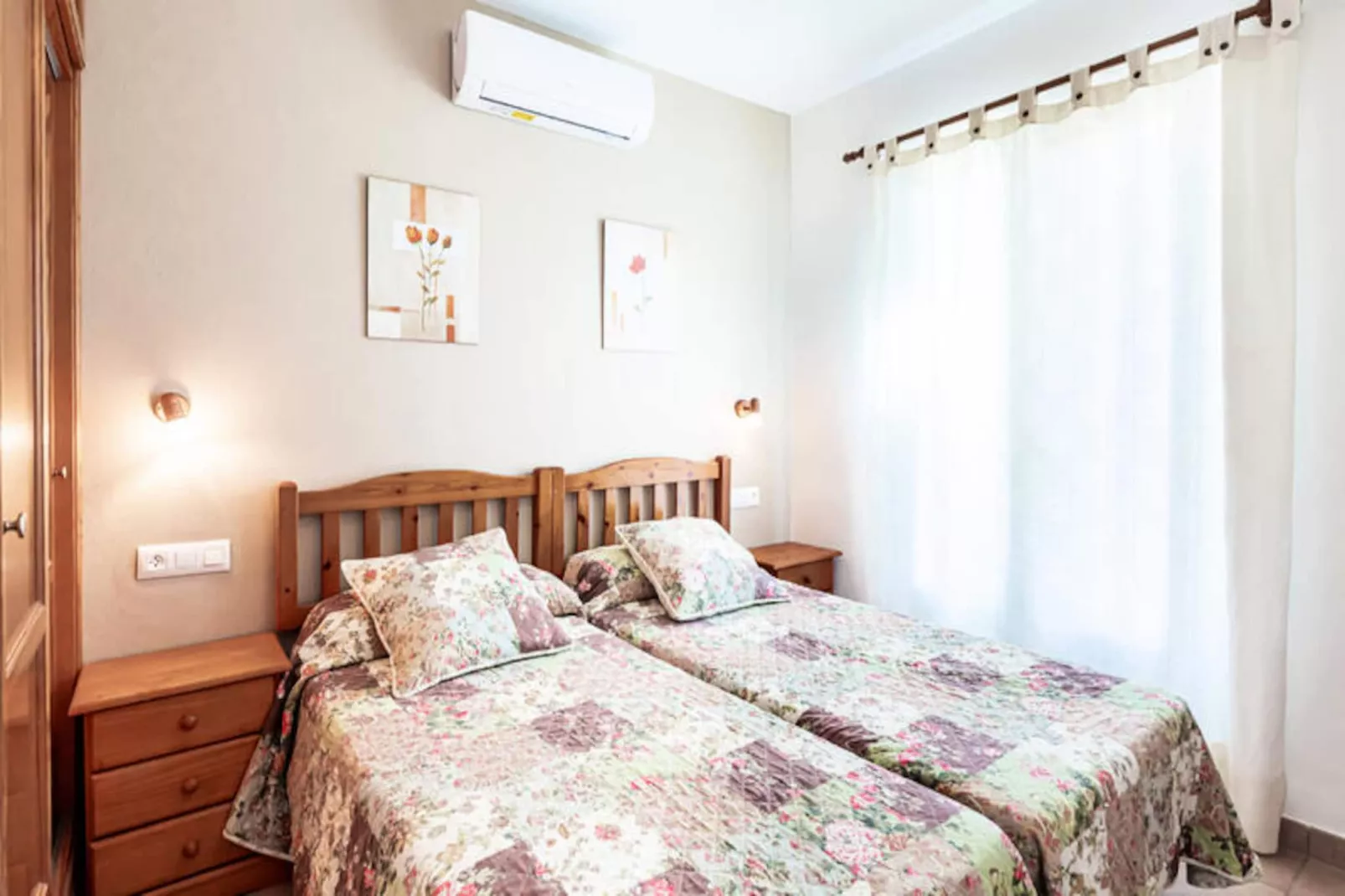 Maison à Son Bou-Image-tags.