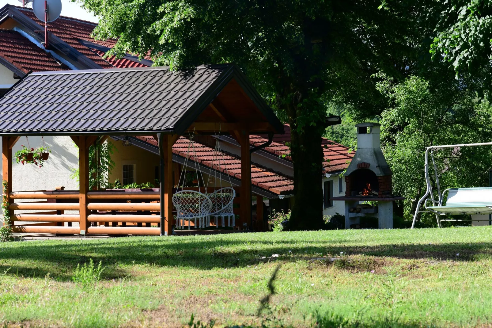 Apartment House Jelena-Tuinen zomer